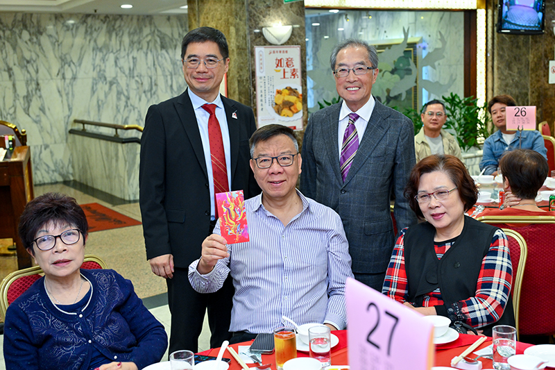 041785836536113255.jpg S4.派發長者利是.jpg